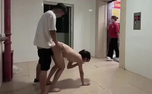 Đang chịch em trước sảnh thang máy thì gặp chị hàng xóm
